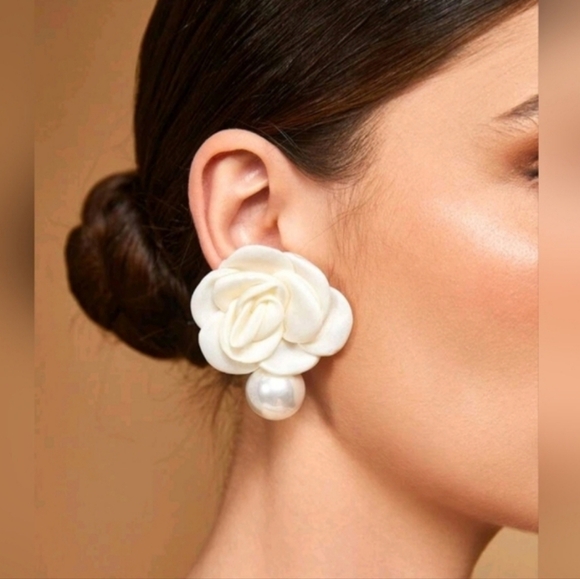NWT Elegant Ivory Flower & Pearl Design Stud Earrings - Picture 14 of 14